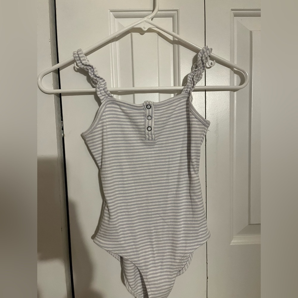 Abercrombie kids one piece bodysuit girls size
7/8 blue white striped